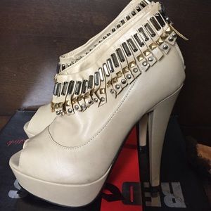 Red Kiss taupe heels sz 6