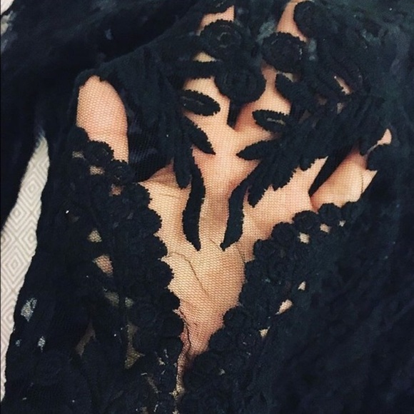 (BUNDLED) Boutique Lace Top - Picture 2 of 4