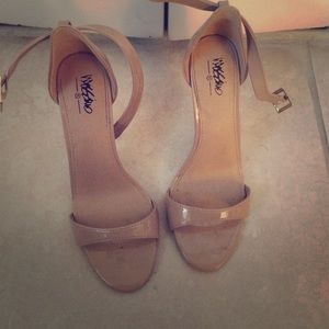 TARGET NUDE HEELS SIZE 6.5