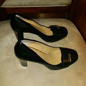 Nine West black with gold buckle dress shoes