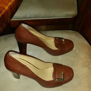 Nine West camel with gold buckle dress shoes