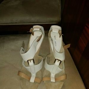 Nine West cream and tan sandals