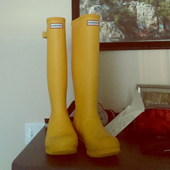 I'm selling a pair of Hunter rain boots