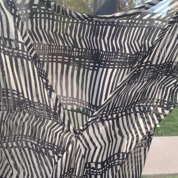 Patterned High-Low Blouse! - Picture 3 of 4