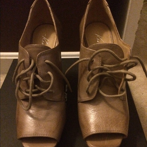 Kenneth Cole wedge open toe shoes