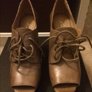 Kenneth Cole wedge open toe shoes