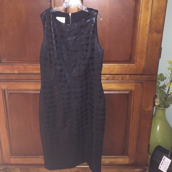 Black sleeveless dress