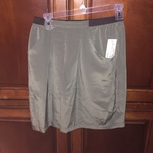 Polyester skirt with pockets