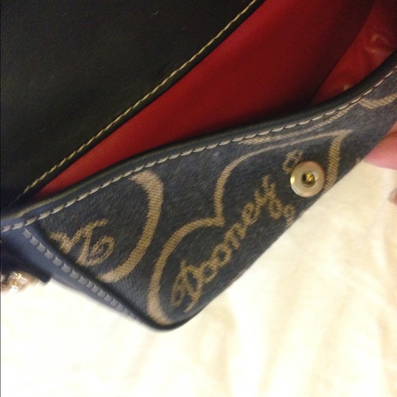 Dooney & Bourke Black Wristlet with Gold Hearts - Picture 2 of 2