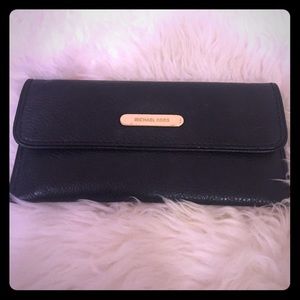 2 HOUR SALE ✨✨ Michael Kors | Black Leather Wallet