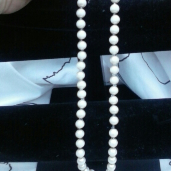 Pearl bead necklace