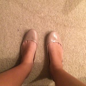 Glossy nude flats