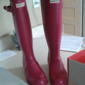 Raspberry hunter rain boots