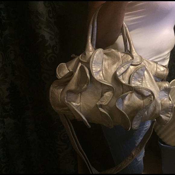 Steve Madden Gold Ruffled Purse. - Picture 3 of 4