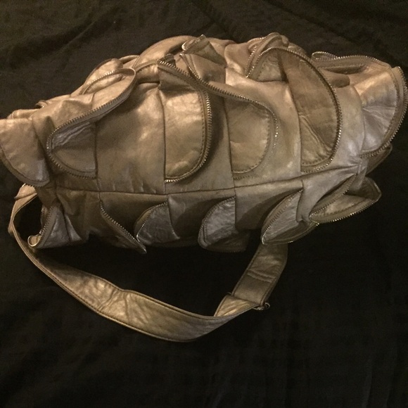 Steve Madden Gold Ruffled Purse. - Picture 4 of 4