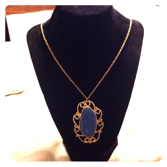 Blue pendant necklace