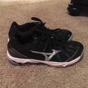 SUPER LIGHTLY USED MIZUNO VOLLEYBALL SHOES