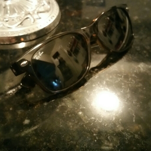 Ray Ban New Wayfarer Sun glasses - Picture 3 of 3