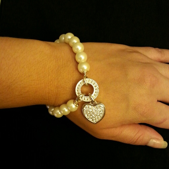 Faux pearl/Crystal heart charm bracelet