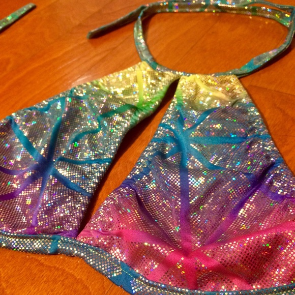 Ⓜ️SOLDⓂ️🌈🌈Holographic Keyhole Halter Top✨