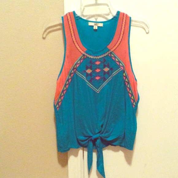 Adorable Aztec tied shirt - Picture 1 of 2