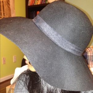 Black felt floppy hat