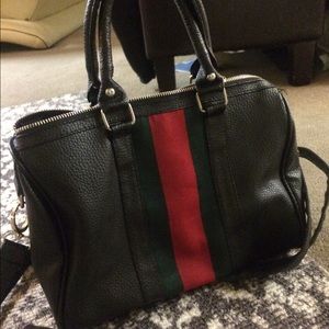 Cute BLACK Handbag w green and red!