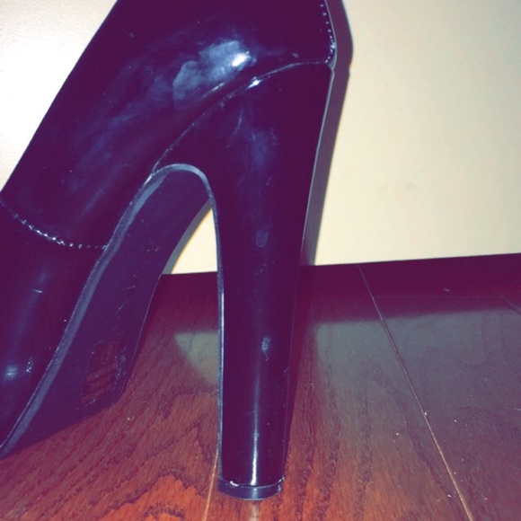 Heels - Picture 3 of 4