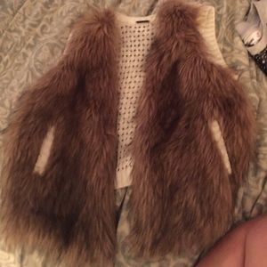 Girls trendy vest. Faux fur