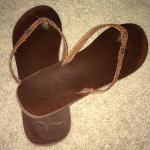 Brown roxy flip flops