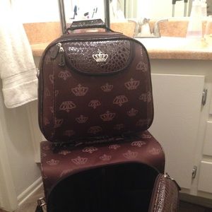 Luggage set with crowns
