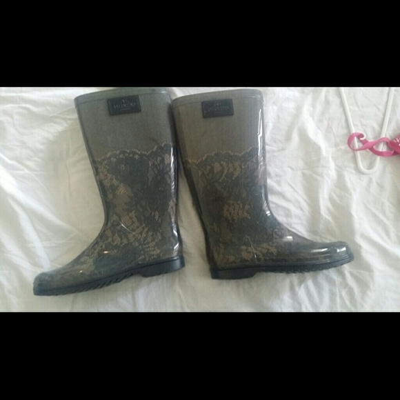 MUST SELL Authentic valentino lace rain boots