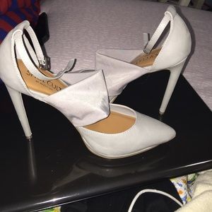 I suck at walking in skinny (stiletto) heels 
