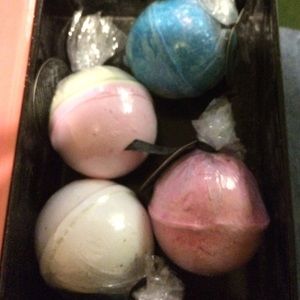 4 bath bombs