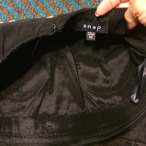 Snap medium size fitted lil black dress. - Picture 2 of 3