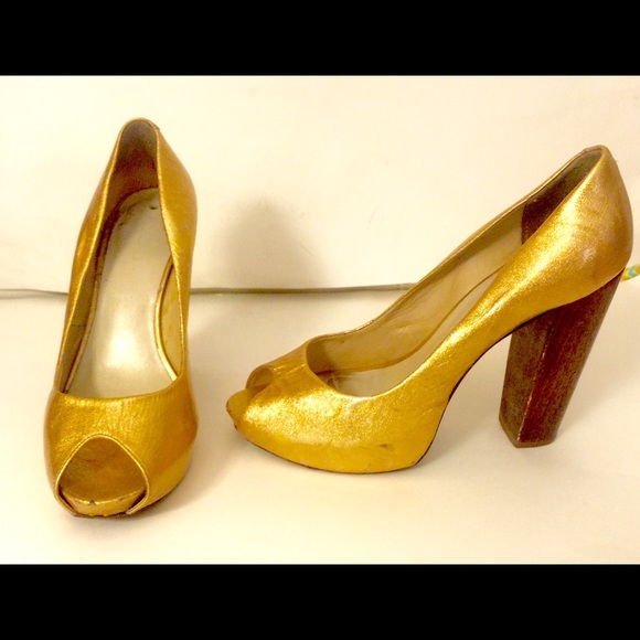 ALDO size 8B gold open toe wood chunky heel