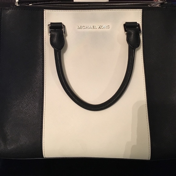 Black and white Michael Kors tote