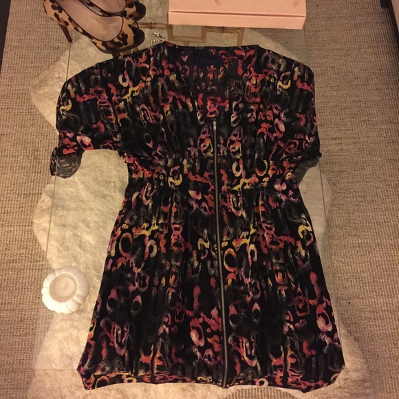 Super cute dress that gathers in the middle. - Picture 1 of 4