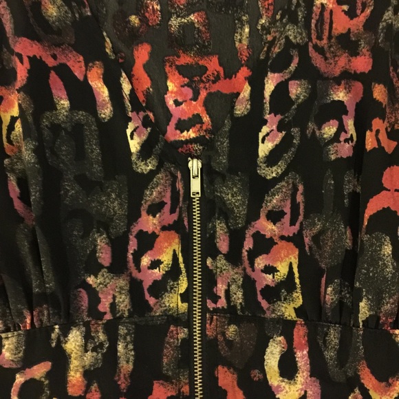 Super cute dress that gathers in the middle. - Picture 2 of 4