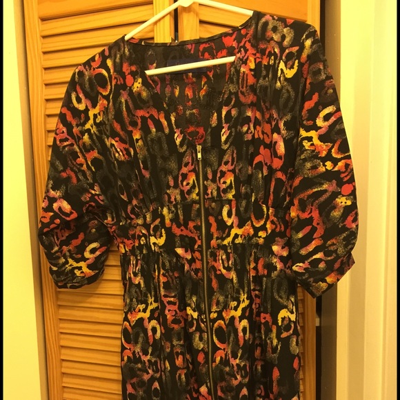 Super cute dress that gathers in the middle. - Picture 3 of 4