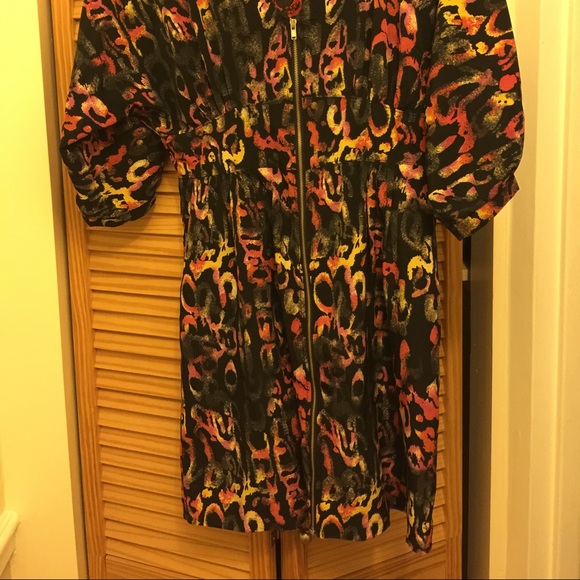 Super cute dress that gathers in the middle. - Picture 4 of 4