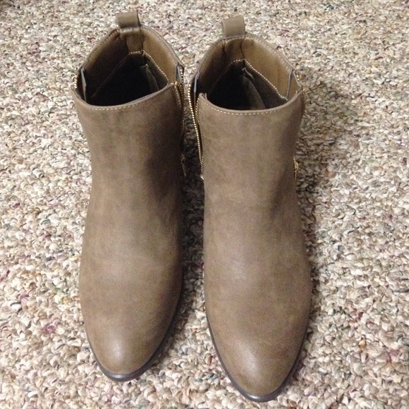 JustFab Shoes - Tan Booties NWOT