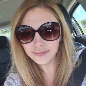 Meet your Posher, Casandra