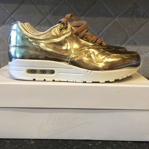 NIKE WMNS AIR MAX 1 LIQUID META GOLD