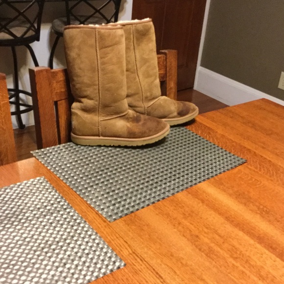 Tan uggs - Picture 1 of 4