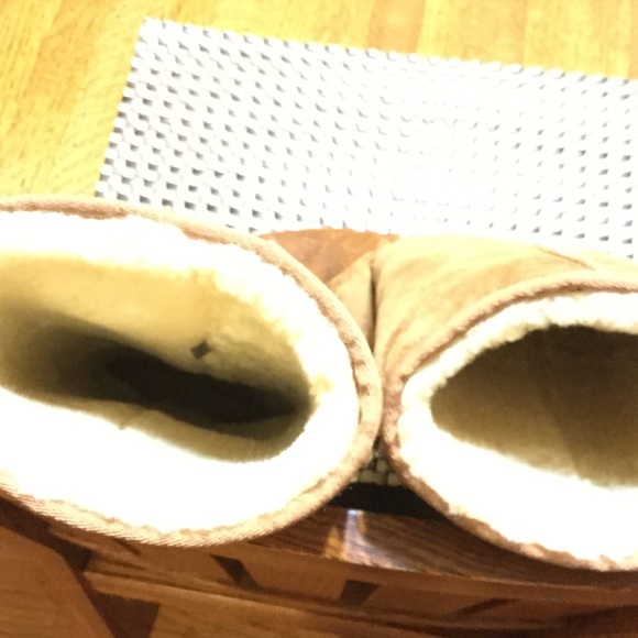 Tan uggs - Picture 2 of 4