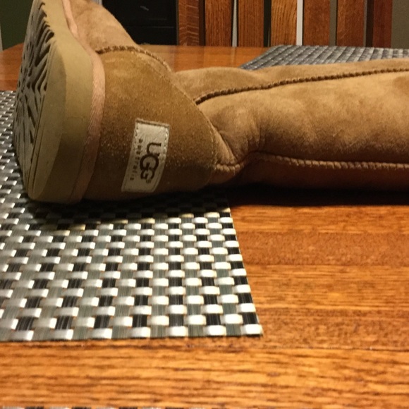 Tan uggs - Picture 4 of 4