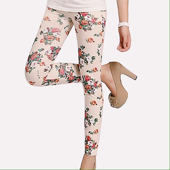NWT Beautiful Tan/Beige Colorful Floral Leggings!