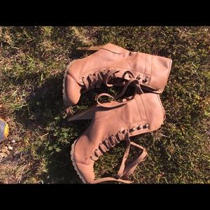 Ver cute Lace up boots sz 7