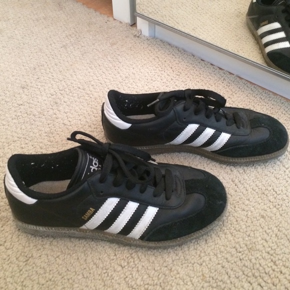 Indoor soccer shoes